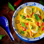 Tom Kha Gai - Тайський кокосовий суп із куркою, бананом і червоним карі