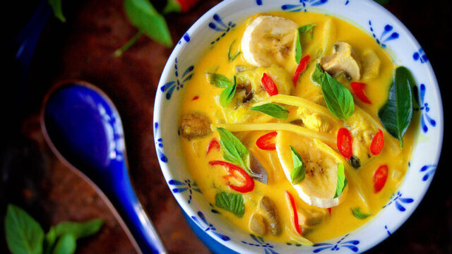 Tom Kha Gai - Тайський кокосовий суп із куркою, бананом і червоним карі